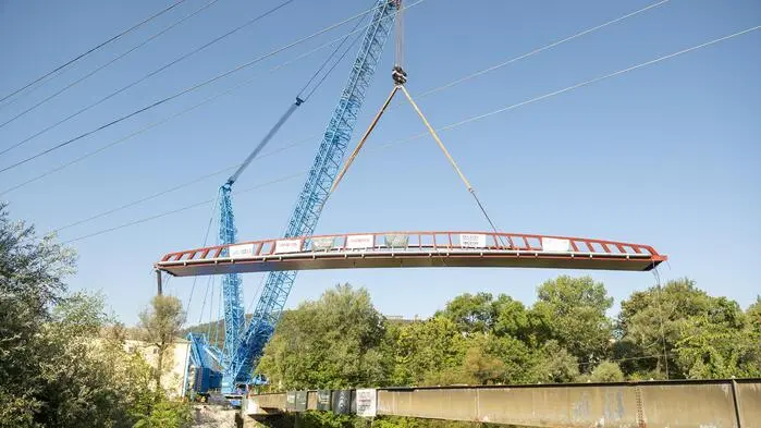 Einhub des Pongratz-Moore-Stegs in Graz: Ein 1.000-Tonnen-Raupenkran der Firma Felbermayr hob das rund 68 Meter lange Stahltragwerk zunächst etwa 20 
Meter in die Höhe, dann wurde es um 90 Grad gedreht