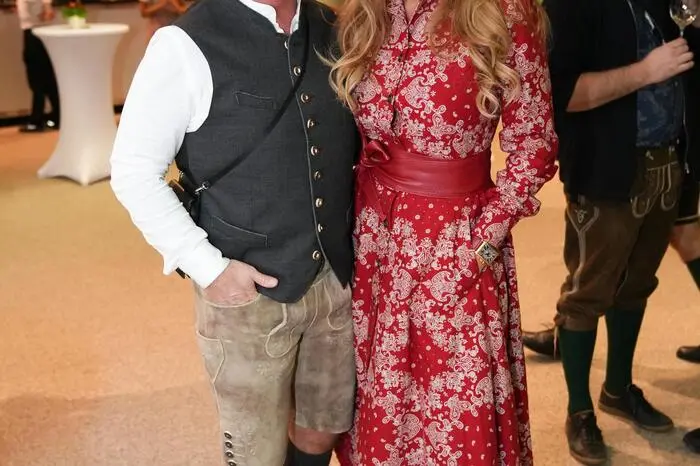 Dieter Ferschinger wurde bei Kastner & Öhler für den Bauernbundball fündig, Kerstin Rigger trägt ein Kleid aus Lena Hoscheks aktueller „Jolene“-Kollektion