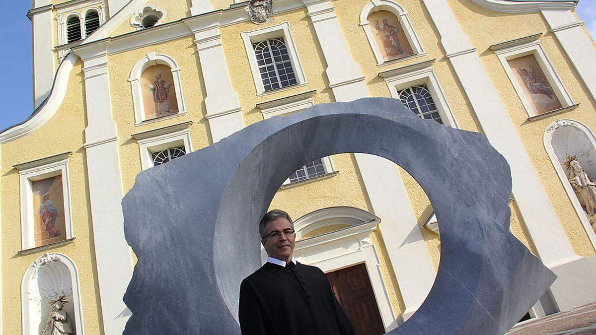 Pater Gerfried vor der Basilika