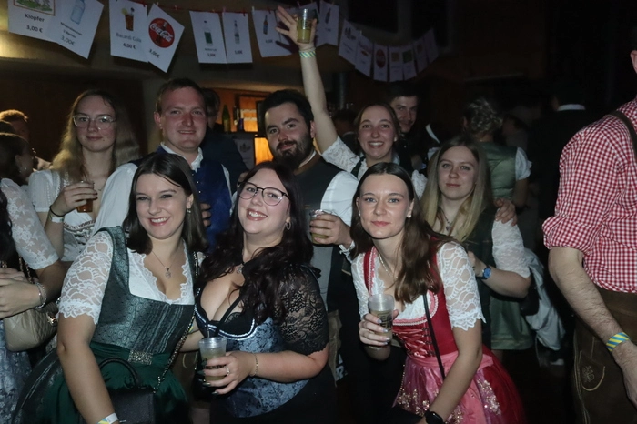 In der Disco kam nicht nur die Jugend auf ihre Kosten und feierte mit voller Hingabe.