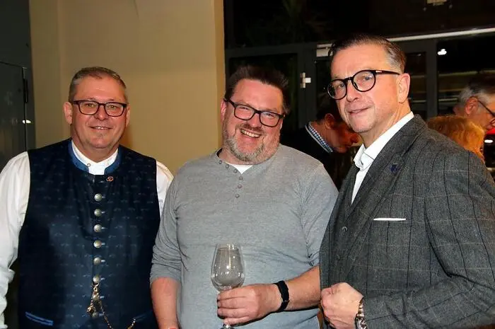 Der Abend war ein Genuss für alle Sinne, mit erlesenen Weinen, mitreißender Musik, Köstlichkeiten aus Küche und Keller sowie einem Kabarett vom Feinsten. Der vielfältige Abend wurde von Bürgermeister Helmut Linhart (am Foto rechts) eröffnet. 