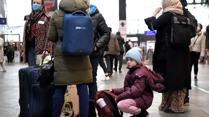 Mascha (11) aus Vinnitsa wartet am Wiener Hauptbahnhof mit Familienmitgliedern auf die Weiterreise nach Italien am Mittwoch