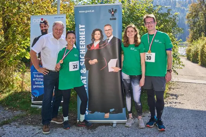 Organisiert wurde der Lauf von der Obfrau der Richtervereinigung Sara-Maria Ritzmaier sowie ihren Stellvertretern Tanja Polzer und Andreas Spiess-Knafl, hier im Bild mit Landesgerichtspräsident Manfred Herrnhofer (links), der auch die Medaillen überreicht hat