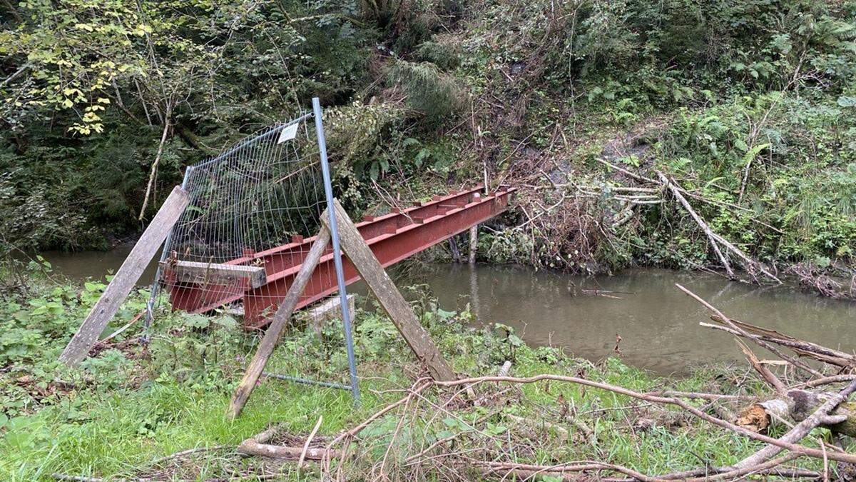 Nur der metallene Unterbau der Brücke ragt über den Wurlabach