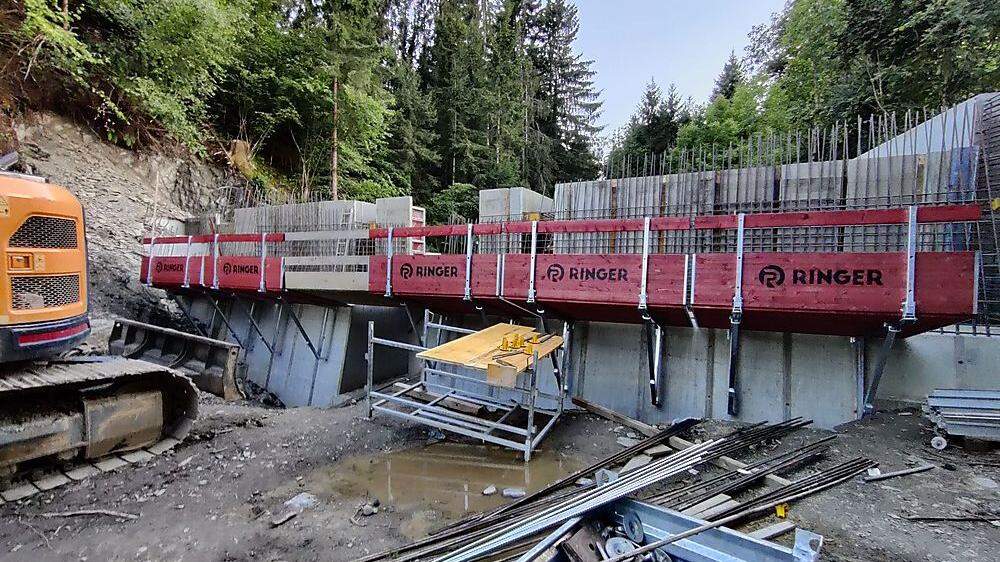 Ein meterhoher Schutzwall soll vor Überschwemmungen in Pörtschach am Berg schützen