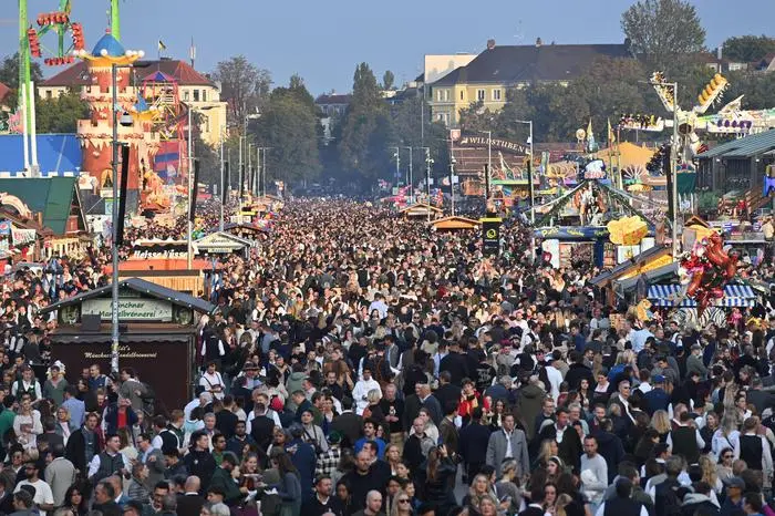 190.Oktoberfest 2025. Andrang,Menschen,voll,Gedraenge,Besucher, Besucheransturm,Menschenmassen auf dem Festgelaende. *** 190 Oktoberfest 2025 crowds,crowds,crowds,crowds,visitors,crowds,crowds on the festival grounds