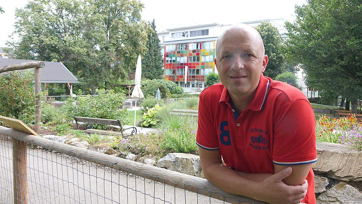 Markus Gruber vor dem Bezirkspflegeheim Weiz