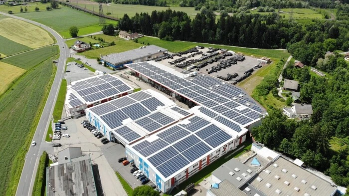 Das Familienunternehmen Austroflex aus Gödersdorf ist mit seinen knapp 80 Mitarbeitern in der Dämm- und Isolierbranche tätig, Hauptproduktgruppen sind flexible vorisolierte Rohre für Fernwärmesysteme, Solar-Rohrsysteme und technische Isolierungen. Der Exportanteil liegt bei knapp 70 Prozent.