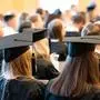  Absolventinnen tragen bei einer Abschlussfeier ihrer Universität einen Absolventenhut. Mannheim Baden-Württemberg Deutschland *** Female graduates wearing a graduation hat at a graduation ceremony of their university Mannheim Baden Württemberg Germany 