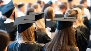  Absolventinnen tragen bei einer Abschlussfeier ihrer Universität einen Absolventenhut. Mannheim Baden-Württemberg Deutschland *** Female graduates wearing a graduation hat at a graduation ceremony of their university Mannheim Baden Württemberg Germany 