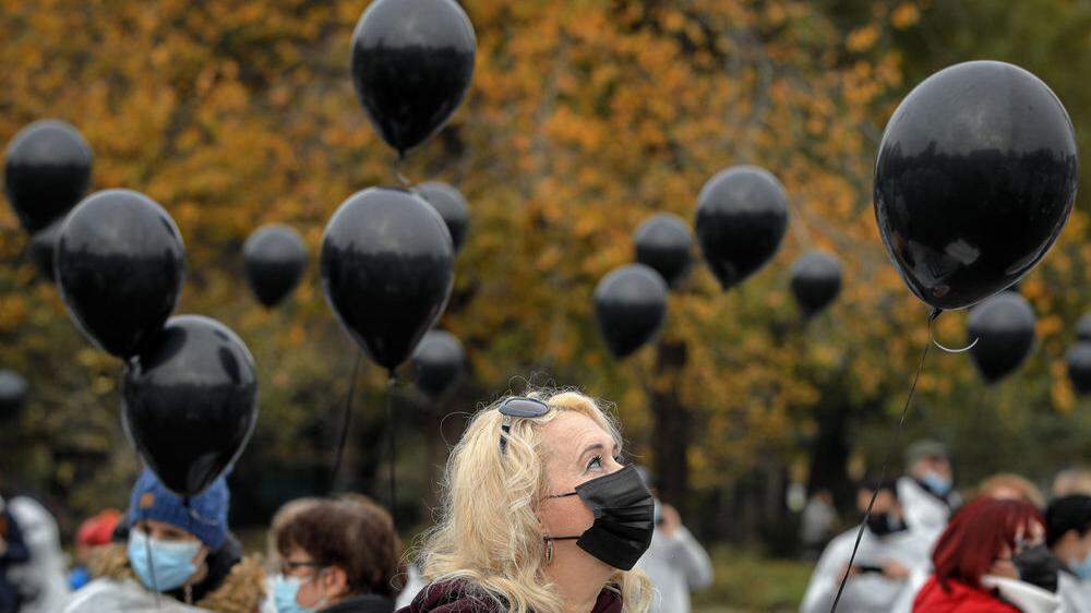 In Bukarest wurde der Corona-Opfer mit schwarzen Luftballons gedacht