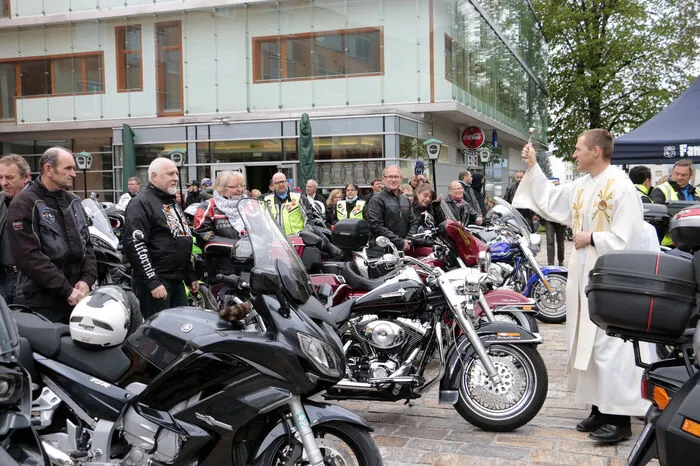 Es ist bereits Tradition, den Start in die Motorrad-Saison mit einem Segen für die Biker und ihre Maschinen zu beginnen. Stadtpfarrer Winfried Lembacher spendete den Segen.