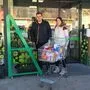 Stefan Knappinger und Stefanie Schöffmann von der Landjugend Pisweg helfen bei alltäglichen Besorgungen