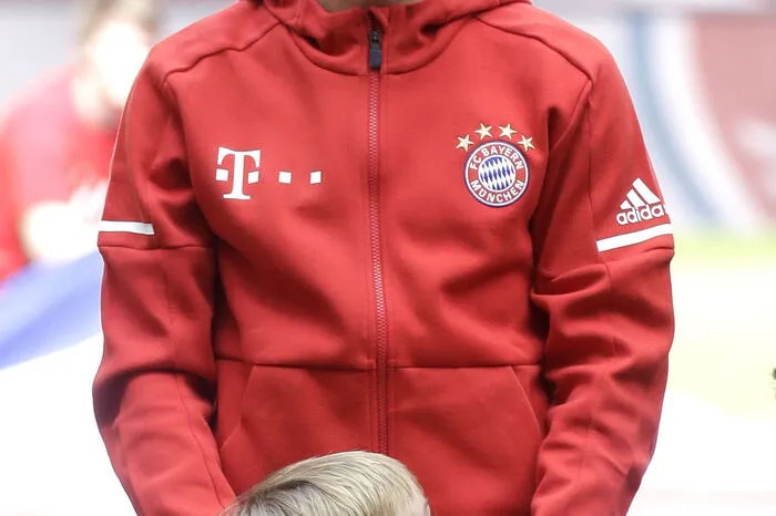 Die 75.000 Zuschauer in der ausverkauften Allianz Arena feierten Lahm mit Standing Ovations und Sprechchören.