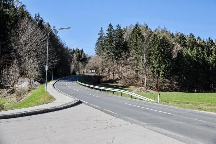 Heuer soll die Straße am Ribnighügel saniert werden, anschließend wird der lange geforderte Radweg gebaut
