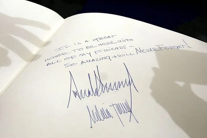 Nach Saudi-Arabien reiste Trump nach Israel. Mit aller Macht bemühte sich Israel, den 70-Jährigen als Alliierten nie da gewesener Qualität zu preisen. Der irritierende Eintrag "Amazing" (Fantastisch) in das Gästebuch der Holocaust-Gedenkstätte Yad Vashem sorgte für Verstimmungen. Zum Frieden im Nahen Osten sagte er: "Mit Entschlossenheit, Kompromissen und dem Glauben daran, dass Frieden möglich ist, können Israelis und Palästinenser einen Deal machen."