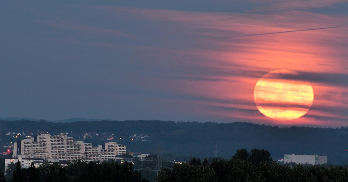 Why can the full moon in June glow red?