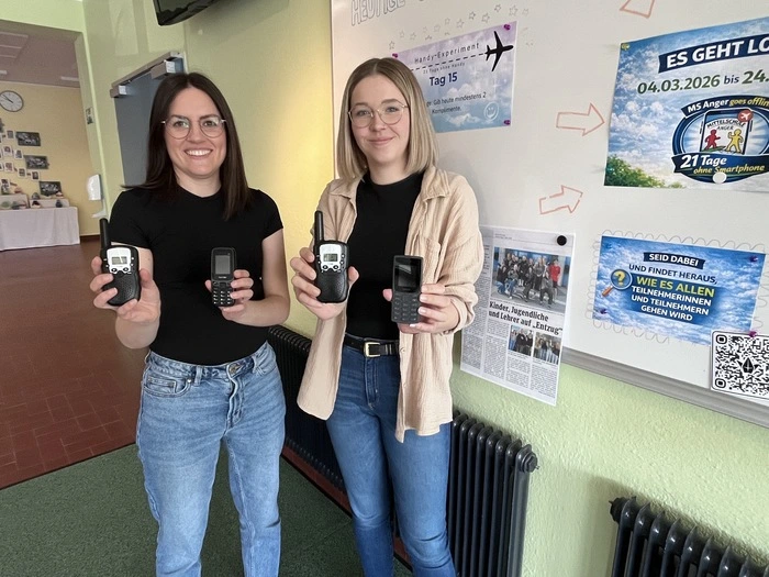 Die Lehrerinnen Bianca Ponhold (l.) und Lisa-Marie Ebner kommunizieren nur mit ihren Funkgeräten und Tastenhandys.