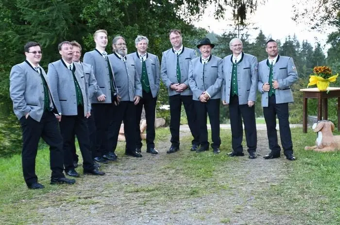 Obmann Amandus Merl freute sich über die große Besucherschar. Der Gesangverein Oberwölz mit seiner Chorleiterin Ilse Schmalzer brachte einen Querschnitt aus seinem Liedprogramm auf die Bühne.