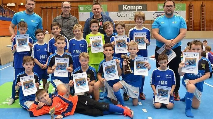 Die siegreichen Teams der SG SC Bruck-SV Oberaich mit Gratulanten in der Sporthalle
