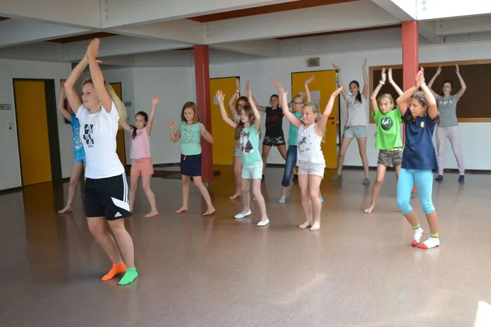 Auf dem Gang wird dafür ein Tanz einstudiert, im Turnsaal eifrig gesungen, in der Garderobe geschauspielert und in einem Klassenzimmer am Text gefeilt.