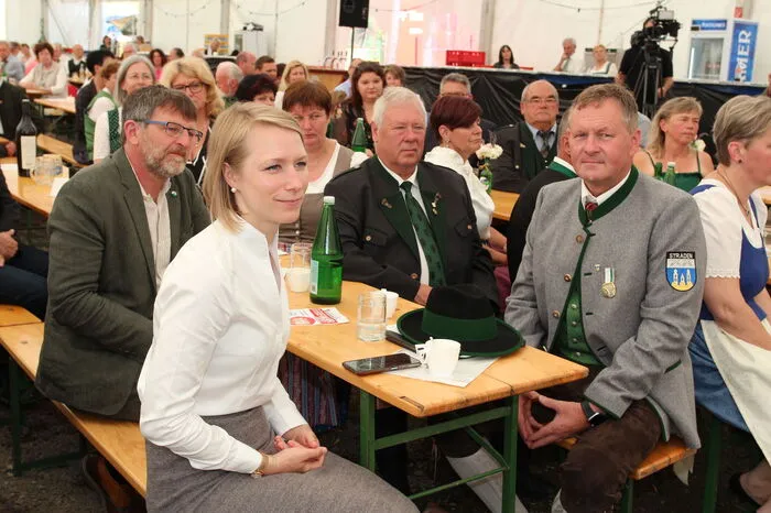 Klicken Sie sich durch weitere Fotos der Jubiläumsfeier!
