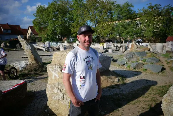 Martin Allmer verbringt den Großteil seiner Freizeit am Gelände im alten Bauhof