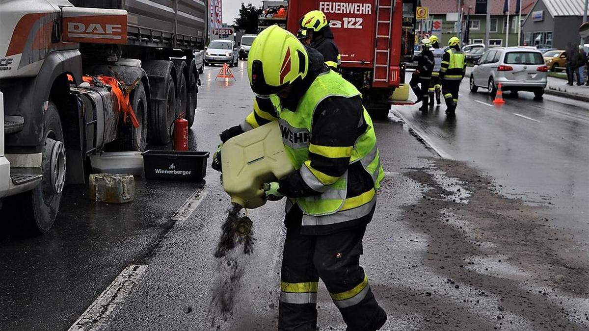 Die Feuerwehrleute mussten 200 Liter Diesel binden