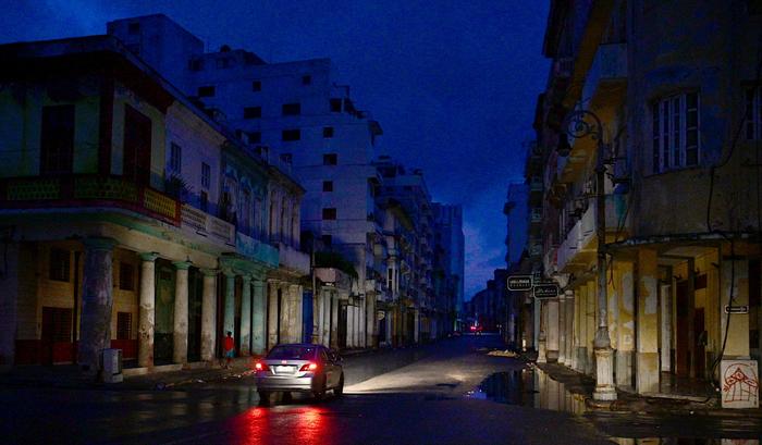 Ein Auto fährt durch eine Straße in Havanna. Die kubanische Hauptstadt ist seit Freitag ohne Strom.