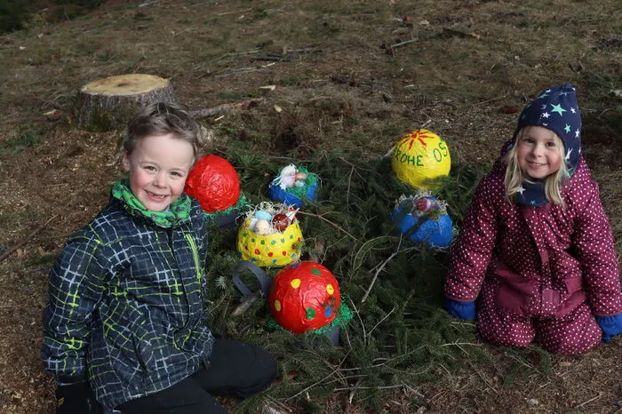 Hinter den Galgen findet man sogar ein Osternest aus Reisig.