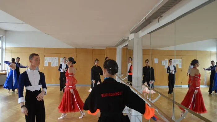 Im Warm-Up-Saal wird noch einmal alles durchgegangen, was einstudiert wurde