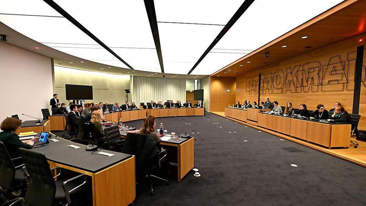 Raum im Parlament  | Die Befragungen für beide U-Ausschüsse starten im März.