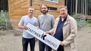 Gemeinderat Philipp Landsiedler, Betriebsleiter Udo Gasser und Bürgermeister Josef Jury (von links) vor dem neuen Kleinkraftwerk