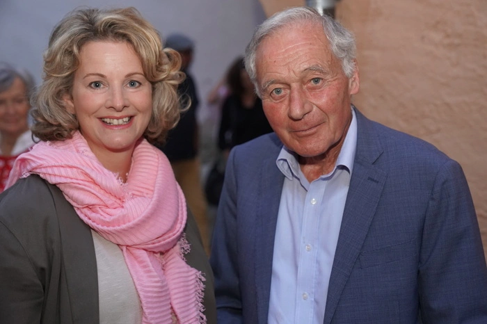 Lässt keine kulturelle Veranstaltung in Gmünd aus: Apotheker Peter Fuchs - hier mit Kleine-Zeitung-Redakteurin Martina Pirker