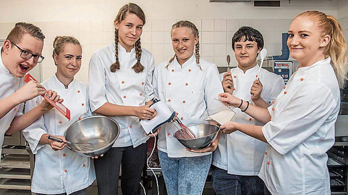 Jakob, Julia, Laura, Kristina, Markus und Elisabeth von der Fachschule Haidegg sind ebenfalls im Magazin „Unsere Lieblingskekse“ vertreten