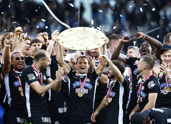 ABD0242_20250524 - GRAZ - ÖSTERREICH: Stefan Hierländer (Sturm Graz) mit dem Meisterteller nach der Admiral Bundesliga- Begegnung / Meistergruppe / 10. Runde zwischen SK Puntigamer Sturm Graz und RZ Pellets WAC am Samstag, 24. Mai 2025, in der Merkur Arena in Graz. - FOTO: APA/ERWIN SCHERIAU