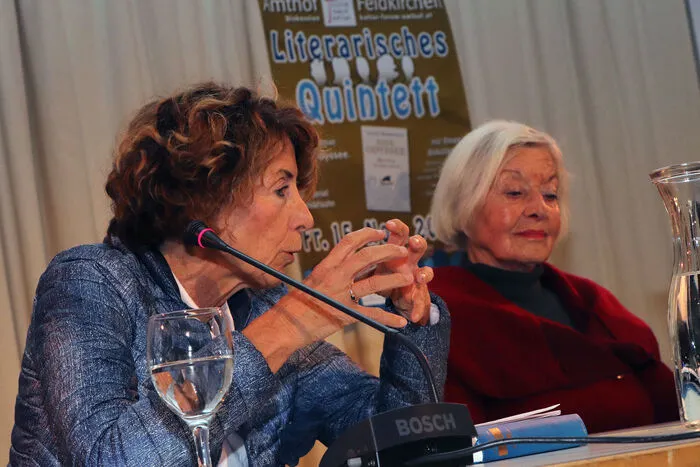 Als Jay Mendelsohn, pensionierter Mathematiker und 81 Jahre alt, eines Tages beschließt, den Uni-Grundkurs seines Sohnes Daniel zur Odyssee zu besuchen, ahnen beide Männer nicht, dass dies der Beginn einer ganz eigenen Familienreise ist. Ein 3000 Jahre alter Mythos behandelt all die Menschheitsthemen, die uns noch immer bewegen: Familie, Identität, Heimat. Und er weist einem Vater und einem Sohn den Weg wieder zueinander zu finden.  