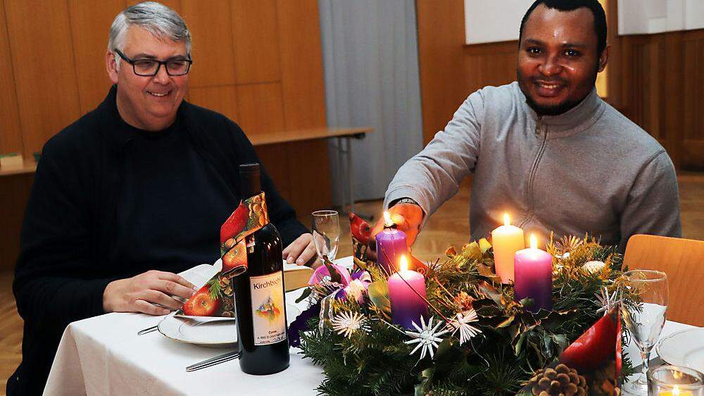 Stadtpfarrer Wolfgang Gracher und Kaplan Dieudonné Mavudila freuen sich auf ihre Weihnachtsgäste