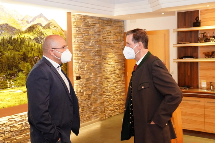 Bürgermeister Arnold Prax mit Bezirkshauptmann Klaus Brandner