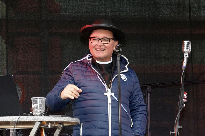 brachten DJ Mario Delon mit heißen Rhythmen...