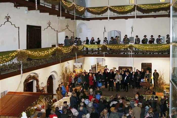 Mit einem stimmungsvollen Rahmenprogramm wurde im Schlosshof die Ausstellung feierlich eröffnet.