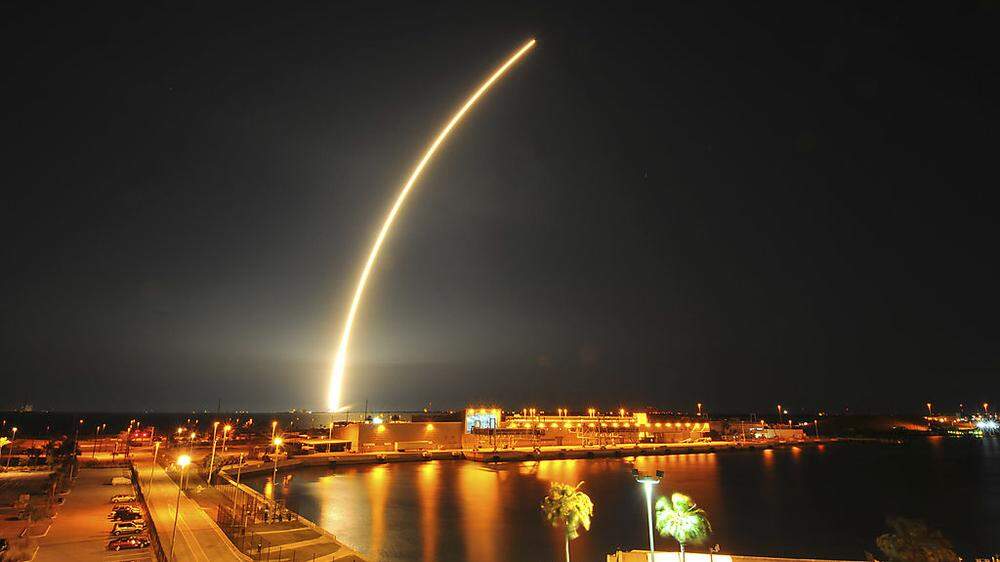 Erleuchtete die Nacht: die zweistöckige Rakete beim Start vom Weltraumbahnhof Cape Canaveral (Florida) 
