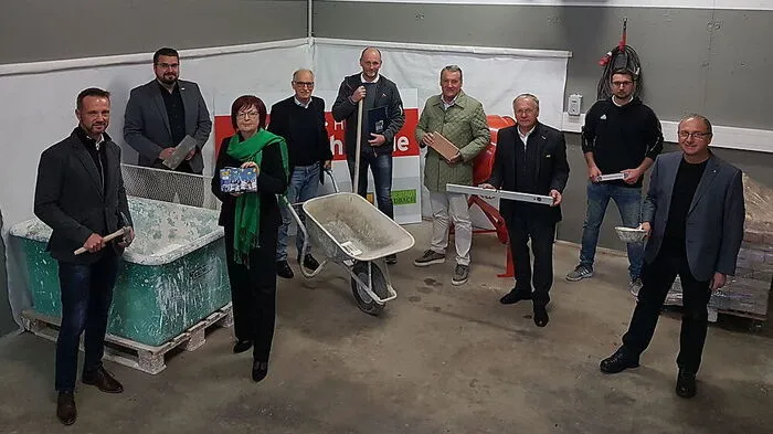 Landesinnungsmeister Alexander Pongratz (4.v.r.), mit Vertretern der Bauakademie, der PTS Feldbach und der Stadtgemeinde Feldbach stellten neuen Standort in Gniebing vor