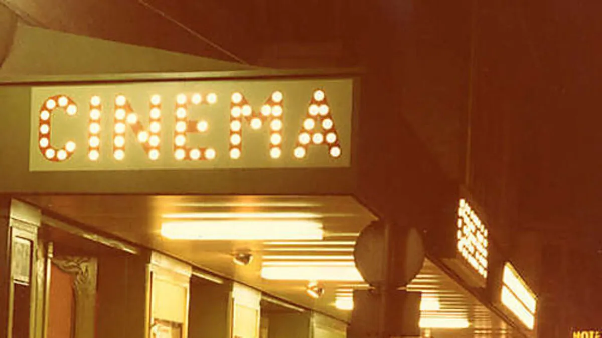 In den 1980ern noch populär: eine Leuchttafel eines Kinos in Graz