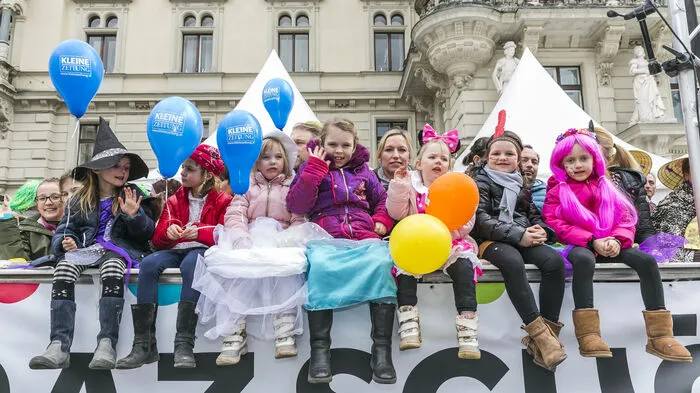 Am Hauptplatz mündete der Grazer Faschingsumzug in einer großen Feier. Die bedrohlichen schwarzen Wolken taten der Stimmung keinen Abbruch, die Narren feierten im Trockenen.