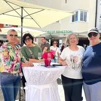Soroptimist-Vizepräsidentin Ulrike Wibmer (links) mit Gästen der Muttertagsaktion
