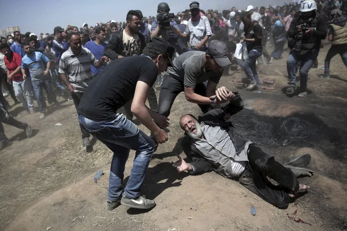 35.000 Palästinenser näherten sich laut israelischen Angaben dem israelischen Grenzzaun an 12 Stellen, entzündetn Reifen und warfen Brandbomben auf die Soldaten. Die israelische Armee reagierte mit scharfer Munition. 
