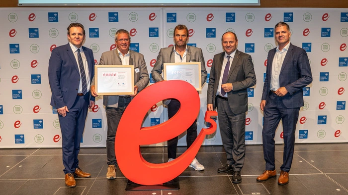 Landesrat René Zumtobel, Landeshauptmannstellvertreter Josef Geisler, der Geschäftsführer der Energieagentur Tirol sowie Vertreter aus Assling und Dölsach bei der e5-Gala