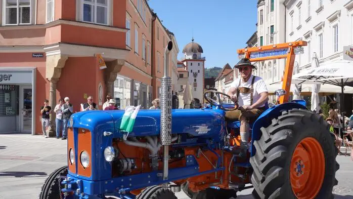 Unter dem Motto „Vespa trifft Traktor“ lud die Vespagang Leoben rund um Alexander Debeletz gemeinsam mit Peter Doppelhofer und seinen Traktorfreunden zu einer gemeinsamen Ausfahrt und anschließender Segnung durch Stadtpfarrer Markus Plöbst ein.