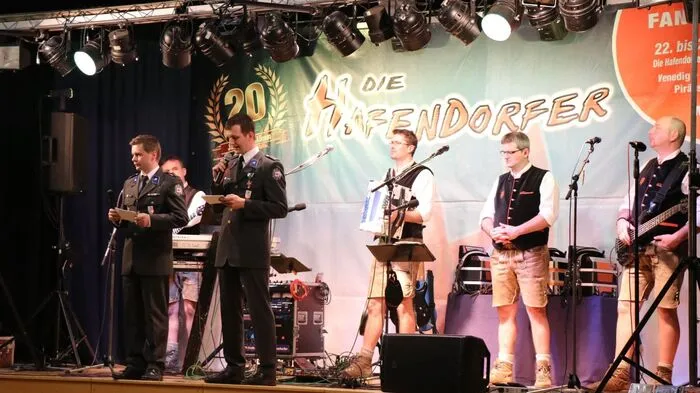 Ortstellenleiter Reinhard Köck und sein Stellvertreter Martin Reitbauer eröffneten den Ballabend und begrüßten einige Ehrengäste, darunter ...